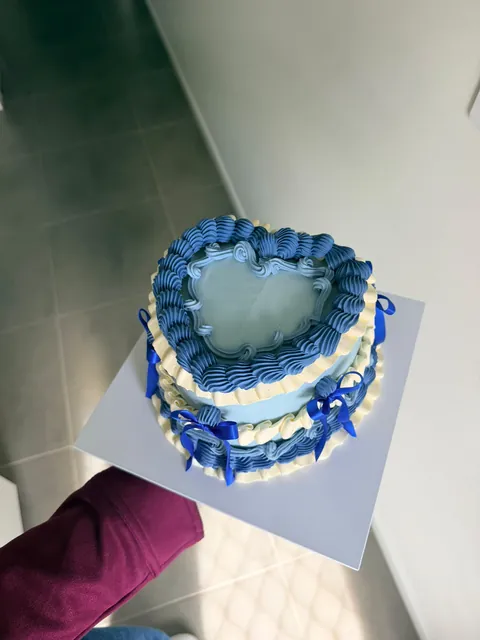 Blue vintage heart cake with ribbon bows, seen from above